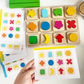 Дитяча розвиваюча гра з картками завданнями Кольорові фігурки Logosvit