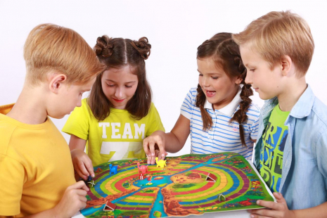 Дитяча настільна гра Dino sport. Веселі гонки динозаврів Bombat game