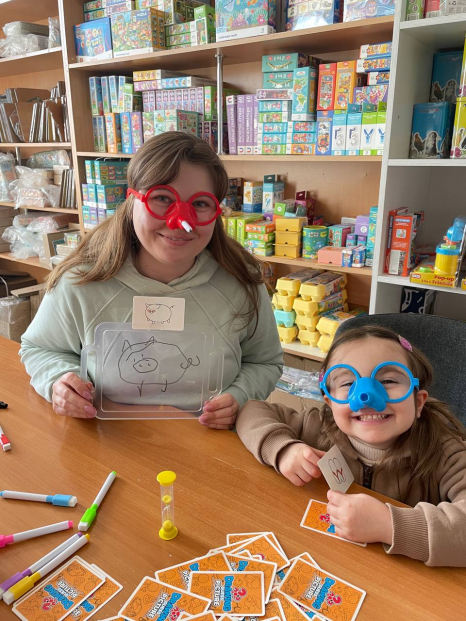 Розважальна гра “Малюй носом”, 2 шт окулярів з дощечкою для малювання, 8 маркерів “пиши-витирай”