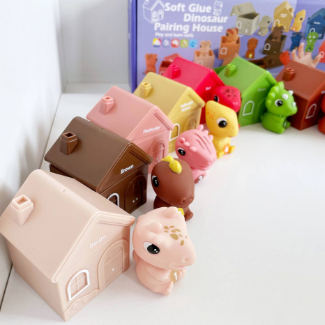 Дитяча розвиваюча гра - сортер Кольорові будиночки (пальчиковий театр) 10 тварин та 10 будиночків 1301