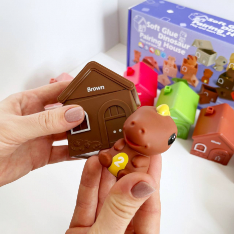 Дитяча розвиваюча гра - сортер Кольорові будиночки (пальчиковий театр) 10 тварин та 10 будиночків 1301