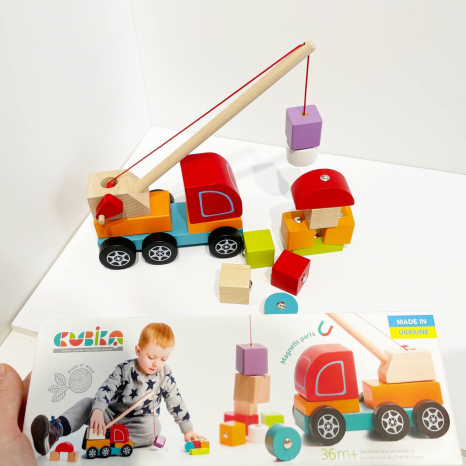 Дерев'яна іграшка Машинка Автокран з магнітними блоками Cubika (Левеня) 13982