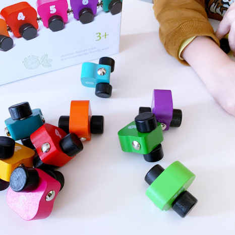 Деревянная игрушка поезд Радужная гусеница Cubika, Левеня 15399