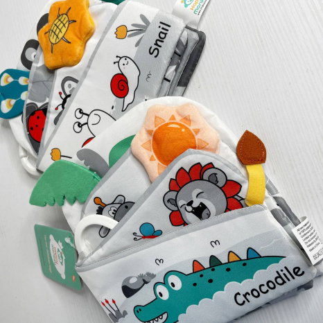 Книжка-шуршалка з брязкальцем та пищалкою в асортименті C 75344