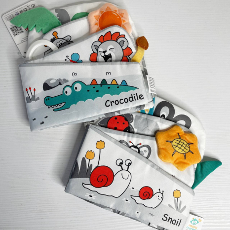 Книжка-шуршалка з брязкальцем та пищалкою в асортименті C 75344