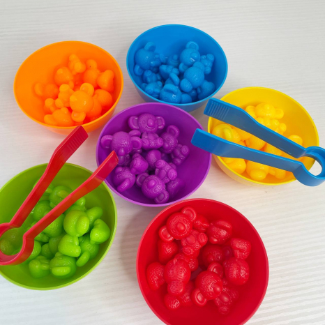 Логічна гра сортер  “Ведмедики коали” на вивчення кольорів 6 мисочок, 2 пари щипців 2188-27