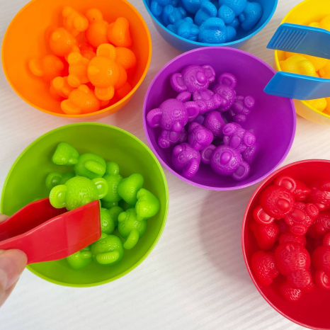 Логічна гра сортер  “Ведмедики коали” на вивчення кольорів 6 мисочок, 2 пари щипців 2188-27