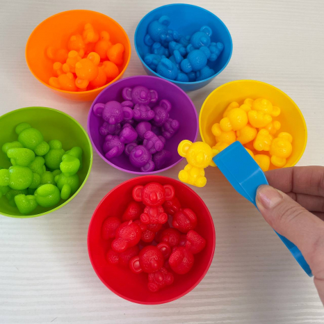 Логічна гра сортер  “Ведмедики коали” на вивчення кольорів 6 мисочок, 2 пари щипців 2188-27