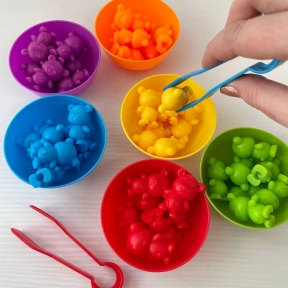 Логічна гра-сортер з ведмедиками, 6 тарілочок, 2 пари щипців, медведики з'єднуються, 2188-96