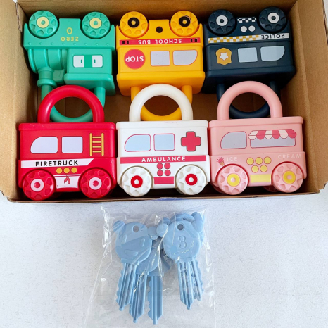 Потяг логічний з 6 вагончиками, замочками і ключами 228-8