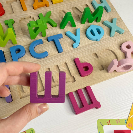 Дерев'яна гра-сортер з картками (рамка-вкладиш) Українська абетка Logosvit