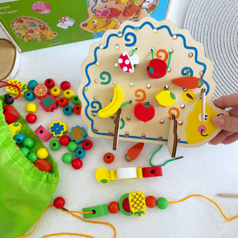 Дерев'яна шнурівка Їжачок з намистинами та фігурками