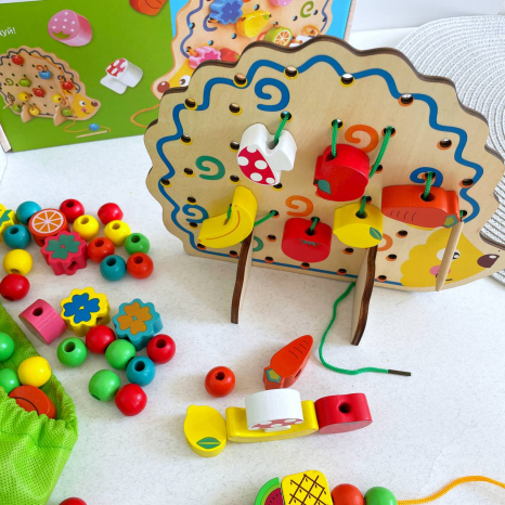 Дерев'яна шнурівка Їжачок з намистинами та фігурками