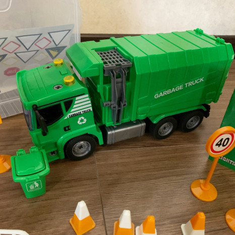 Конструктор - машина с инструментами мусоровоз 112 детали инерционн. свет, звук 3203-4