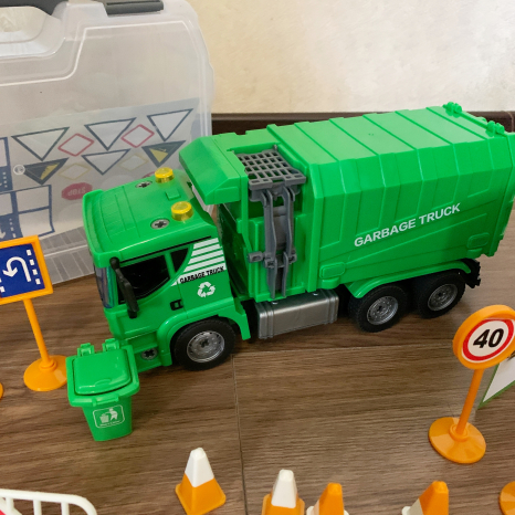 Конструктор - машина с инструментами мусоровоз 112 детали инерционн. свет, звук 3203-4