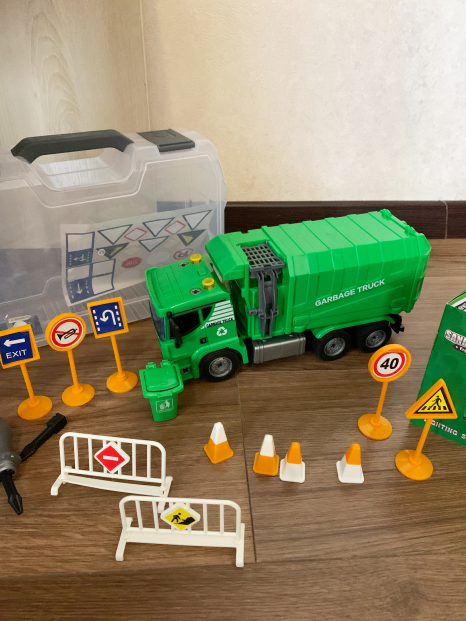 Конструктор - машина с инструментами мусоровоз 112 детали инерционн. свет, звук 3203-4