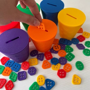 Набір кольорових стаканчиків з кришичками та гудзиків для сортування PLA