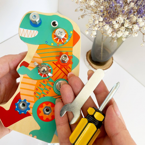 Дерев'яна дошка для розвитку моторики Динозавр C 35581: викрутка, шестигранні ключі, гайковий ключ