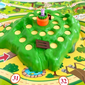 Детская настольная игра Морковная гонка 39960 4FUN Game Club, 2 игровых поля, 16 фигурок, карточки