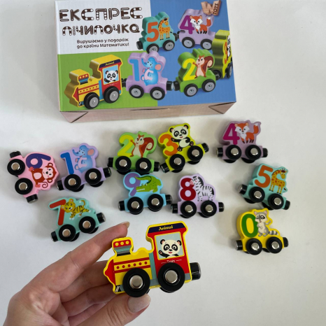 Поезд магнитный деревянный на 11 вагонов с животными 42391