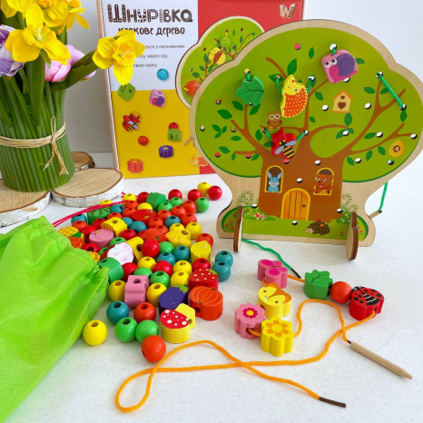 Деревяна шнурівка Казкове дерево з намистинами і шнурком