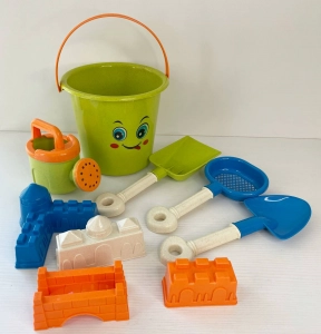 Пісочний набір C 481  відерце висотою 15.5 см, 4 формочки, лійка, граблі, лопата, ситечко, в с
