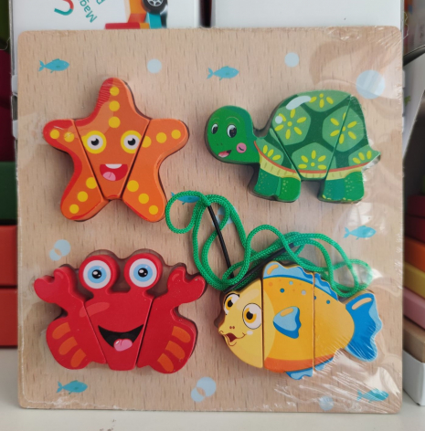 Дерев'яна іграшка Рамка - вкладка Морські мешканці із шнурівкою, MD 2804