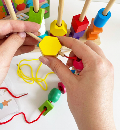 Логічна гра C 61445 WToys, пірамідка, шнурівка, 8 двосторонніх карток із завданнями, в коробці