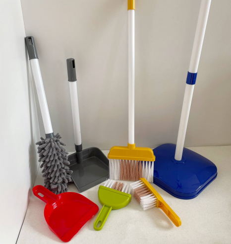 Дитячий набір для прибирання 9 елементів, підставка, мітла, щітки 667-75