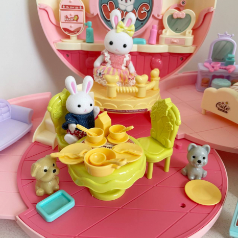 Игрушечный домик - пончик трансформер с мебелью, посудой и флоксовыми зайчиками 6695