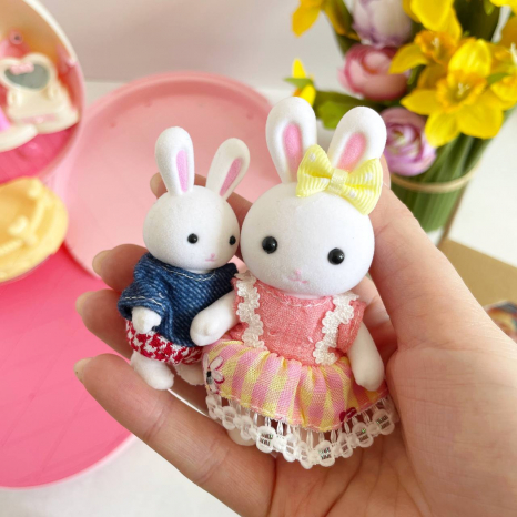 Игрушечный домик - пончик трансформер с мебелью, посудой и флоксовыми зайчиками 6695