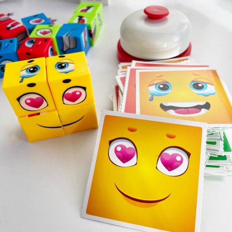 Настільна гра Емоджі куб: 48 карток, дзвінок, 16 кубиків 68831