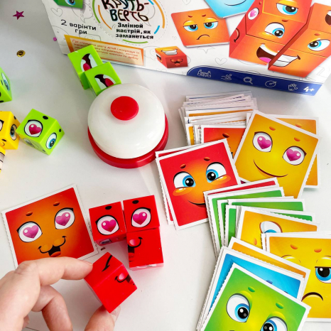 Настільна гра Емоджі куб: 48 карток, дзвінок, 16 кубиків 68831