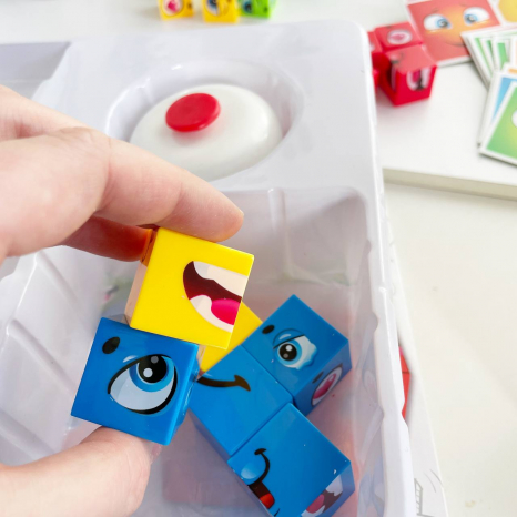 Настільна гра Емоджі куб: 48 карток, дзвінок, 16 кубиків 68831