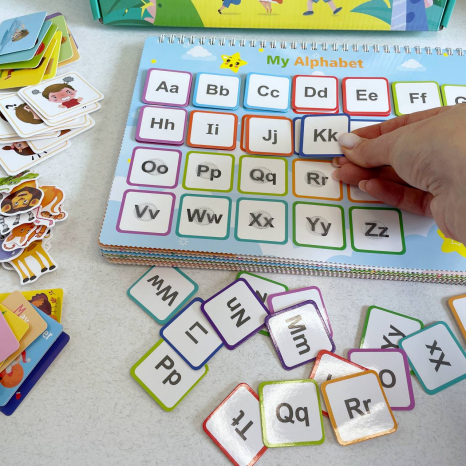 Розвиваюча логічна книжка з тематичнтми картками з назвами англійською мовою, фломастери пиши-стирай, C 72934