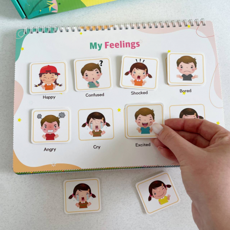 Розвиваюча логічна книжка з тематичнтми картками з назвами англійською мовою, фломастери пиши-стирай, C 72934