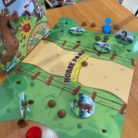 Дитяча розважальна гра на влучність з какашками, зебри проти коней 777-119