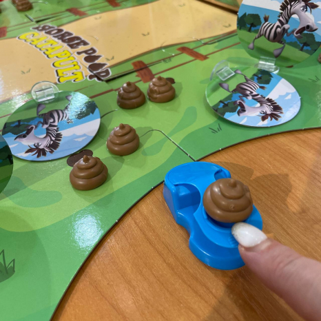 Дитяча розважальна гра на влучність з какашками, зебри проти коней 777-119