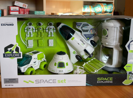 Космический набор 80106 свет, звук, 3 космонавта, аксессуары, станция, ракета, машина, в коробке