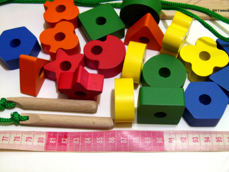 Дерев'яна іграшка Шнуровка - намисто геометричні фігури 20 деталей 90003 Розумний лис