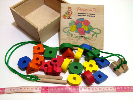 Дерев'яна іграшка Шнуровка - намисто геометричні фігури 20 деталей 90003 Розумний лис