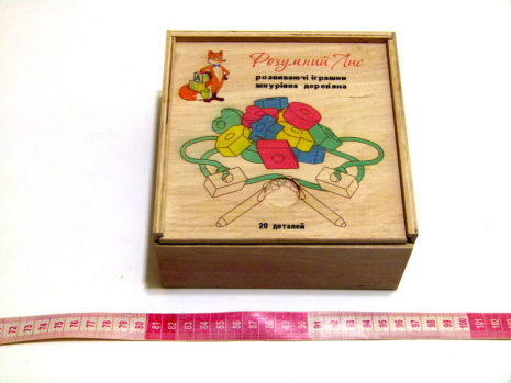 Дерев'яна іграшка Шнуровка - намисто геометричні фігури 20 деталей 90003 Розумний лис