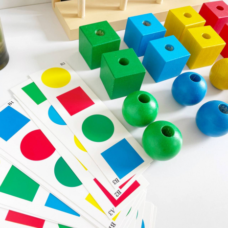 Деревянная игрушка пирамидка Умник с карточками - заданиями KomarovToys A335