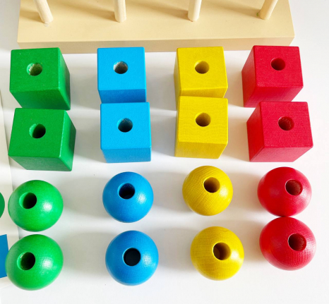 Деревянная игрушка пирамидка Умник с карточками - заданиями KomarovToys A335