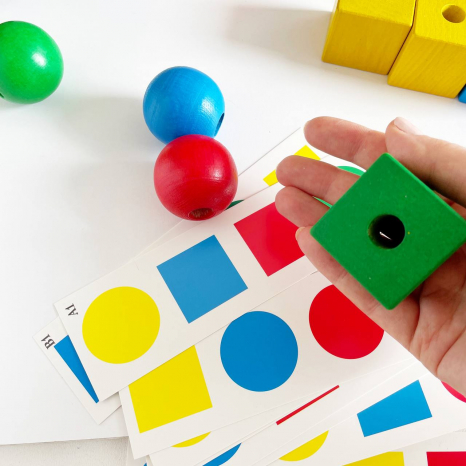 Деревянная игрушка пирамидка Умник с карточками - заданиями KomarovToys A335