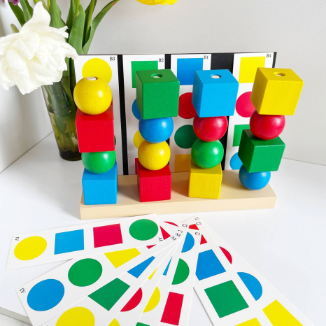 Деревянная игрушка пирамидка Умник с карточками - заданиями KomarovToys A335