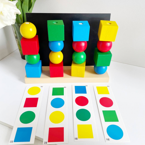 Деревянная игрушка пирамидка Умник с карточками - заданиями KomarovToys A335