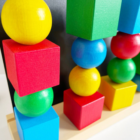 Деревянная игрушка пирамидка Умник с карточками - заданиями KomarovToys A335