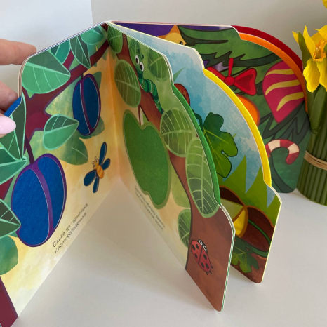 Тактильна книжнка-картонка з фетровими вставками "Веселка: У садку і на городі". Ранок