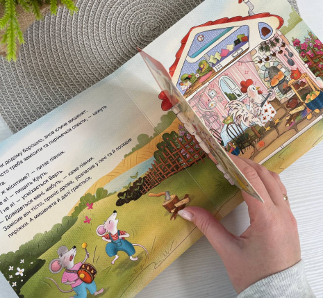 Книга-картонка Казка з віконцем : Півник та двоє мишенят